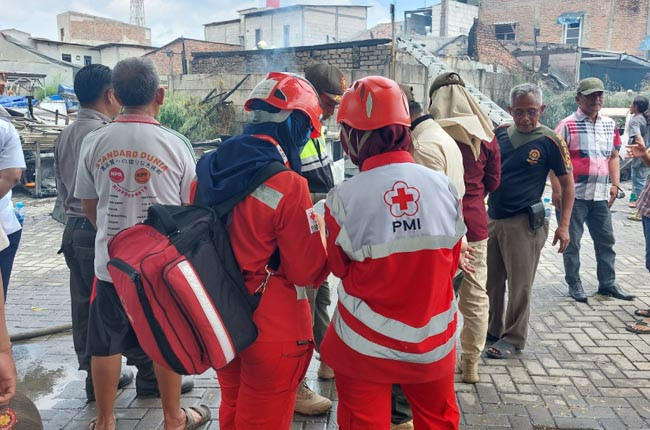 Kebakaran Pegadungan, Ambulans PMI Siaga Bersama Warga
