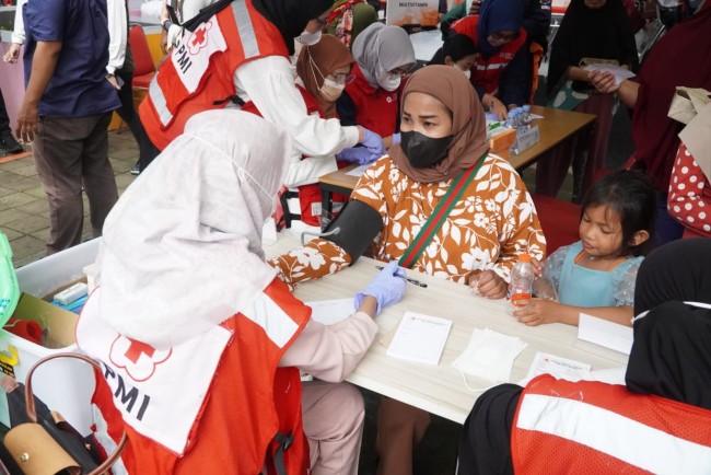Jakpro dan PMI Hadirkan Layanan Kesehatan Gratis untuk Warga Terdampak Banjir Rob di RPTRA Angke