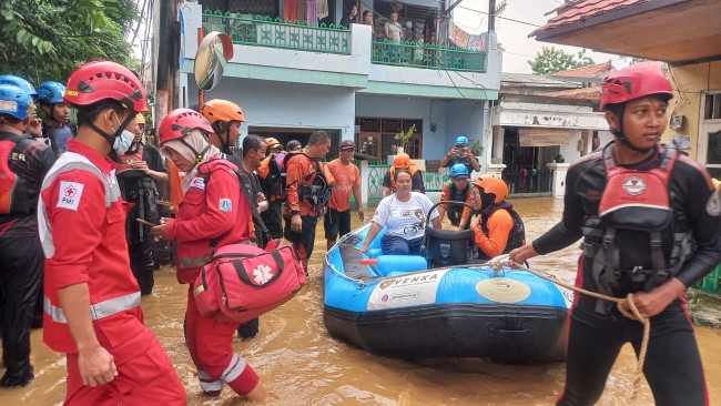 PMI Jakarta Timur Salurkan Bantuan Bagi Penyintas Banjir Di Sejumlah Wilayah Penyintas
