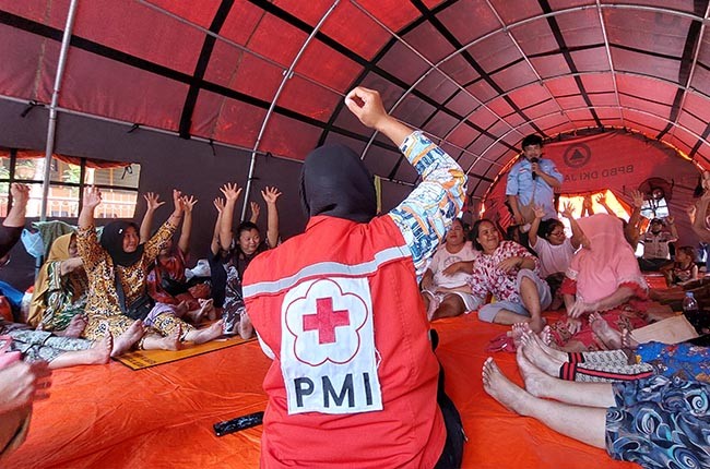 PMI JakBar Beri Dukungan Psikososial Kepada Penyintas Kebakaran Kelurahan Duri Utara