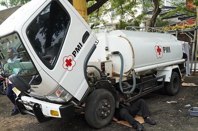 Peduli Layanan Kesehatan, Eni Lubricants Kembali Adakan CSR Ganti Oli untuk Mobil Operasional Palang Merah Indonesia