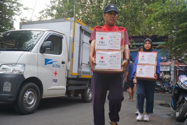 PMI Jakbar Salurkan Bantuan Untuk Penyintas Kebakaran Krukut