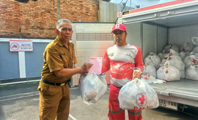 PMI Jakarta Timur Distribusikan Bantuan bagi Warga Terdampak Luapan Ciliwung