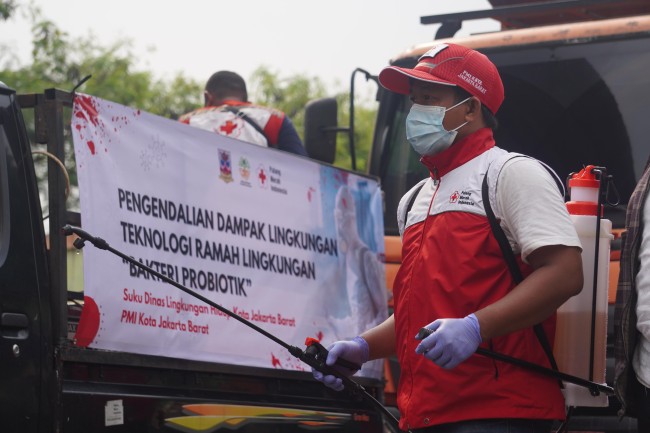 PMI dan Sudin LH Jakarta Barat Semprotkan Bakteri Probiotik di TPS Duri Kosambi