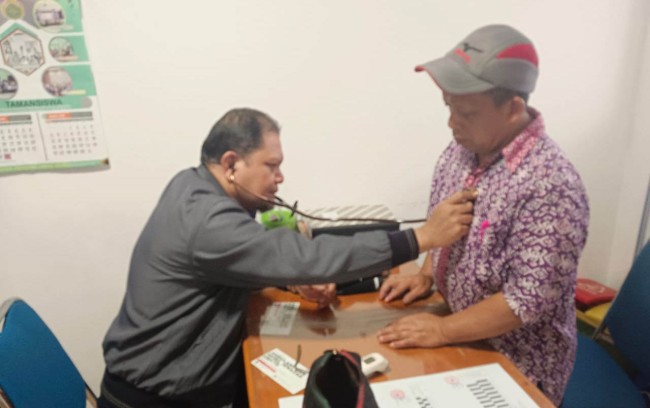 Peduli Kesehatan Warga, PMI Jakpus Tangani Pedagang yang Sakit