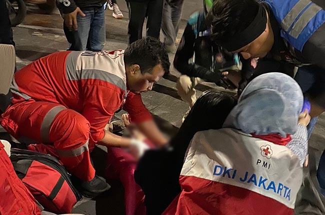 Aksi Sigap Petugas Posko PMI Provinsi DKI Jakarta Pada Kejadian Kecelakaan Lalu Lintas
