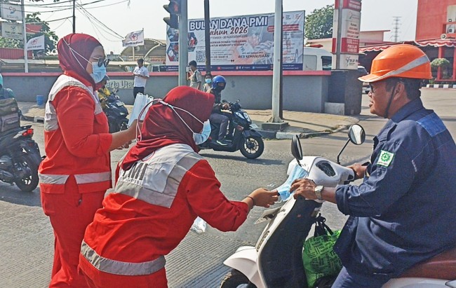 PMI Jakarta Utara Bagikan Masker kepada Pengendara, Waspadai Sebaran Abu Vulkanik Gunung Anak Krakatau