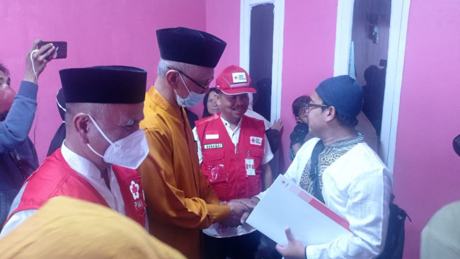 PMI Jaksel Beri Santunan Keluarga Korban Tembok Rubuh Di MTSN 19 Jakarta