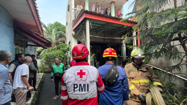 Rumah Warga Terbakar, PMI Jakarta Timur Kerahkan Ambulans dan Petugas Medis