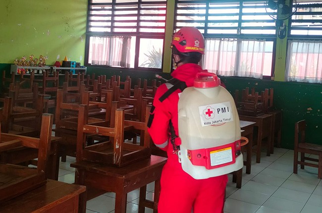 Cegah Penularan Mumps Di Lingkungan Sekolah, PMI Jaktim Lakukan Spraying Disinfektan