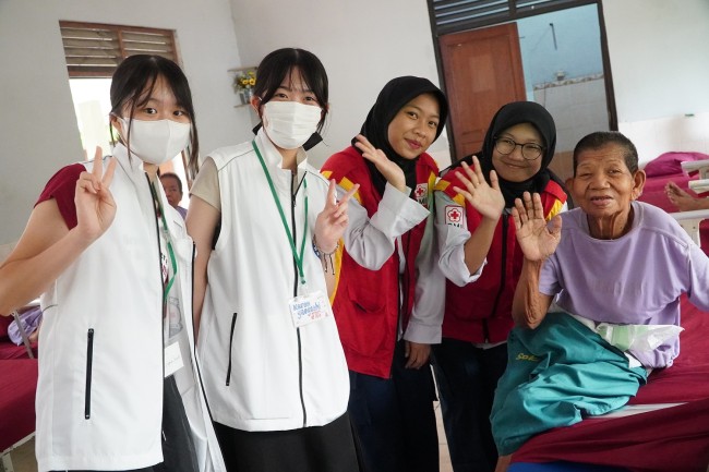 Pertukaran Pelajar, Anggota Palang Merah Remaja Tokyo Kunjungi Panti Sosial Budi Bhakti