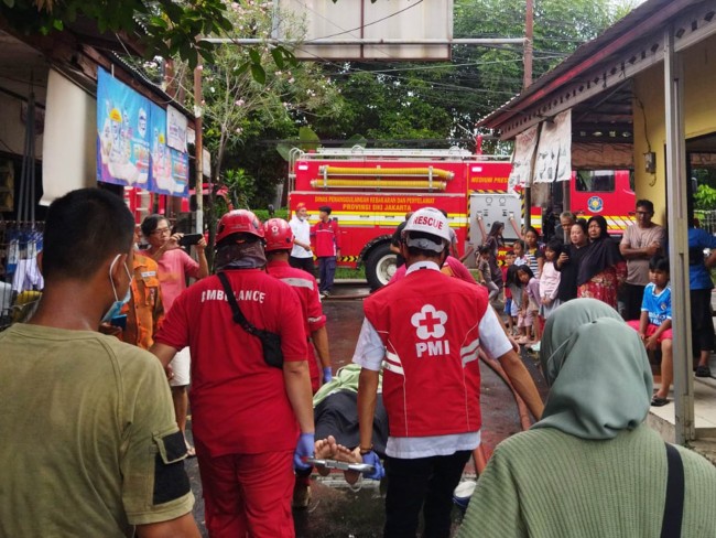 Kebakaran Pesantren Di Ciganjur, PMI Jaksel Evakuasi Para Korban Sesak Nafas Ke Rumah Sakit