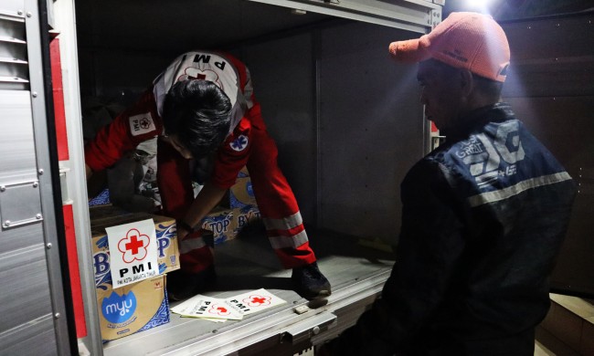 Respons Cepat, PMI Jaktim Distribusikan Ribuan Bantuan untuk Warga Terdampak Banjir