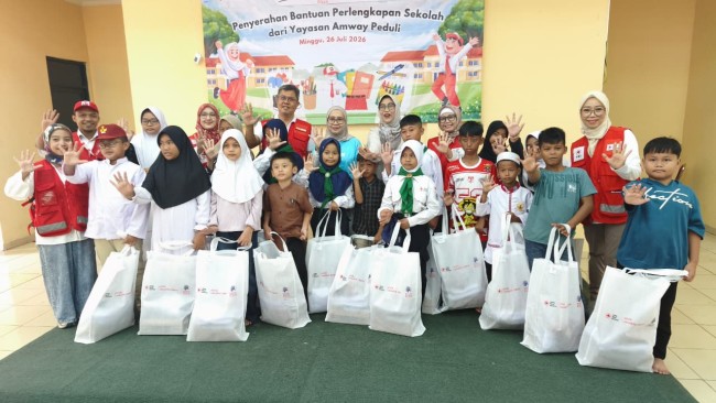 PMI Jakarta Timur dan Yayasan Amway Peduli Salurkan Paket Seragam Sekolah dan Perlengkapan Belajar untuk Anak PMR dan Anak Panti