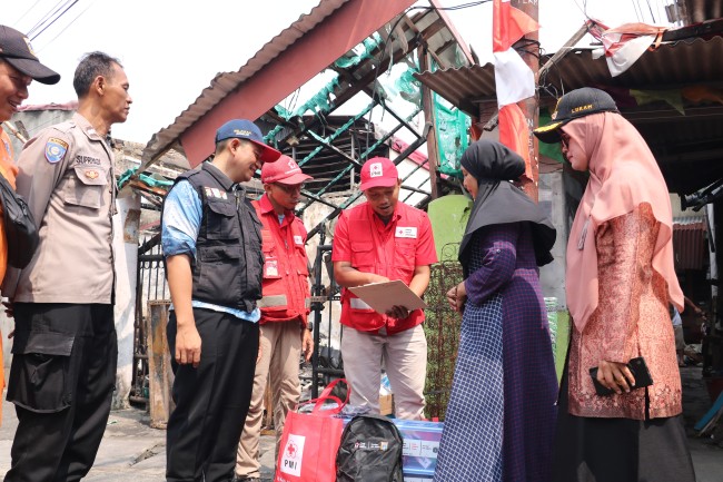 Musibah Kebakaran Di Utan Kayu Utara, Bantuan Hadir Untuk Ringankan Beban Keluarga Bu Rezi