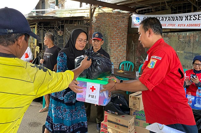 PMI Jakbar Kirimkan Bantuan Warga Terdampak Kebakaran di Kedoya Utara
