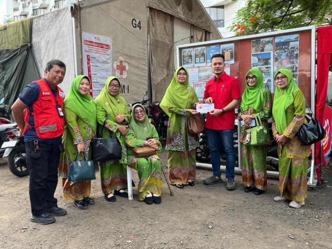 Muslimat NU Tanjung Priok Titipkan Donasi Melalui PMI Untuk Bencana Banjir Sumatera