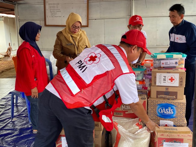 Bantu Penyintas Kebakaran Kebon Jeruk, PMI Jakbar Kirim Bantuan Logistik