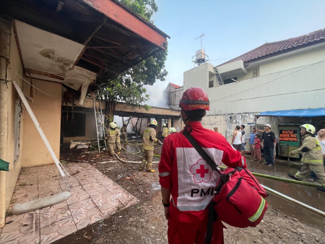 PMI Jaktim Kerahkan Ambulans dan Petugas Medis pada Kebakaran di Duren Sawit