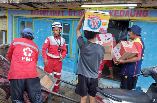 PMI JB Bantu Warga Terdampak Banjir di Kedaung Kali Angke