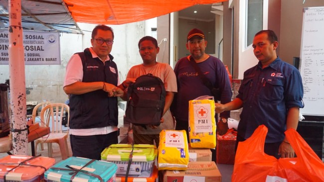 PMI Jakbar Salurkan Bantuan Kepada Penyintas Kebakaran Di Kota Bambu Utara