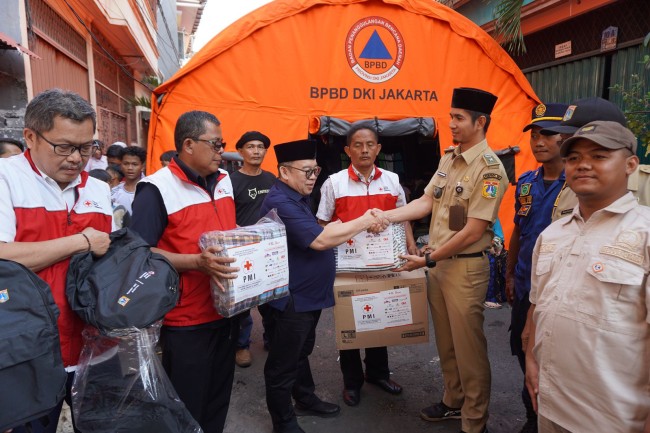 PMI Jakarta Barat Salurkan Bantuan dan Dirikan Dapur Umum untuk Korban Kebakaran di Duri Utara