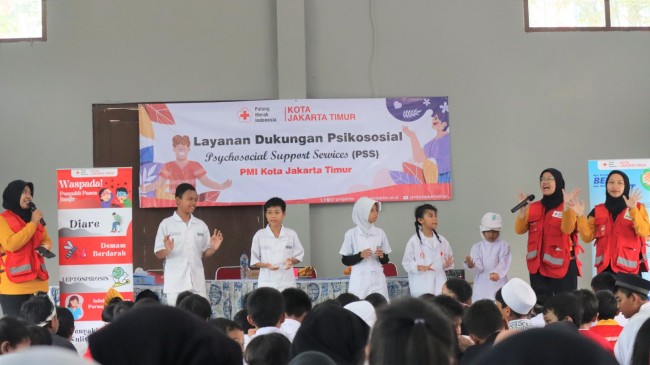 PMI Jakarta Timur Berikan Layanan Dukungan Psikososial dan Distribusi Bantuan di SDN Kebon Pala 11 Pagi