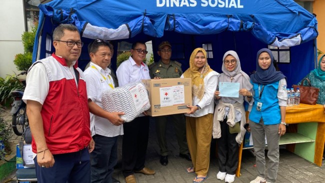 Kebakaran Hebat di Tangki, PMI Gerak Cepat Salurkan Bantuan