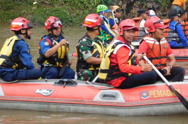 HUT Damkar, Ratusan Relawan Susuri Sungai dan Tanam Pohon