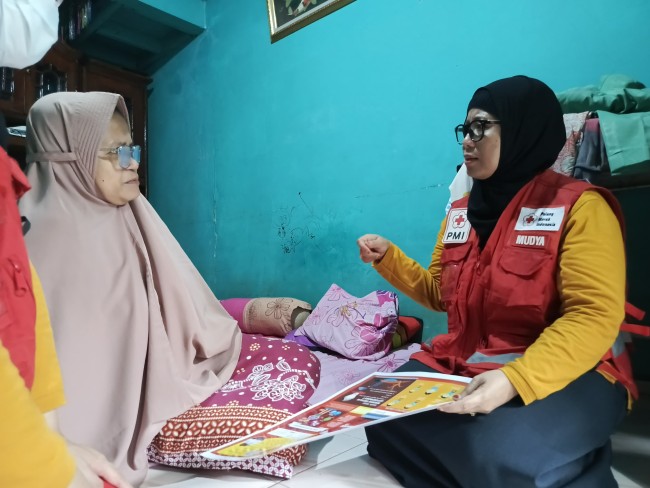 Dari Rumah ke Rumah, PMI Jakarta Timur Lakukan Promosi Kesehatan kepada Warga Kampung Bayur