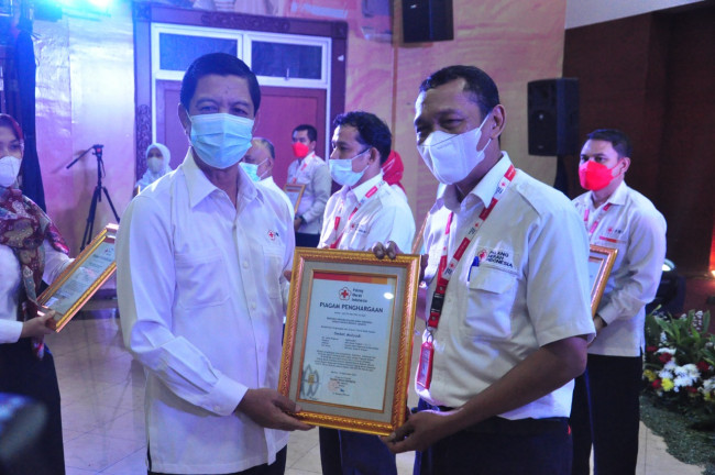 Puncak Perayaan HUT PMI, Rustam Effendi Beri Penghargaan Kepada Pejuang Kemanusiaan