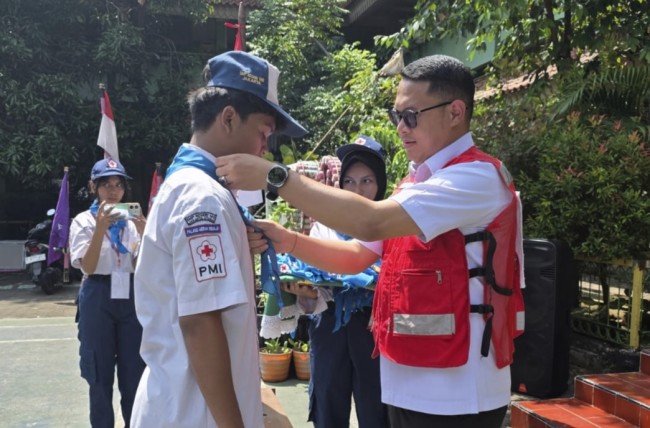 Lantik 29 Anggota PMR , Wujudkan Generasi Muda Yang Tangguh dan Berempati