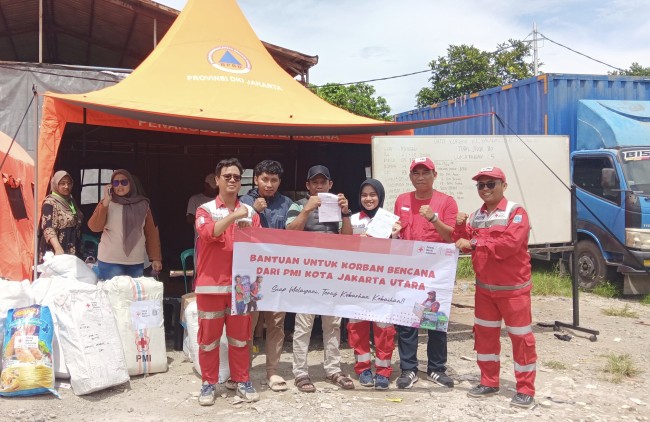 Api Melahap Belasan Rumah di Kapuk Muara, PMI Bantu Warga terdampak