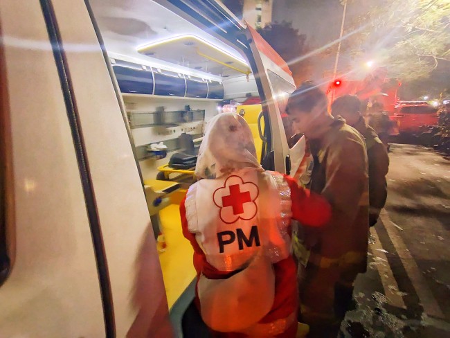 Gedung Bapenda DKI Jakarta Terbakar, PMI Kerahkan Tiga Ambulans dan Petugas Medis