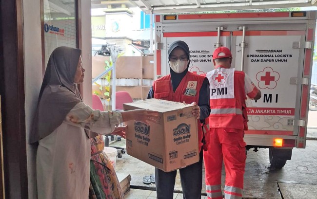 PMI Jaktim Salurkan Bantuan Untuk Penyintas Kebakaran Bidara Cina