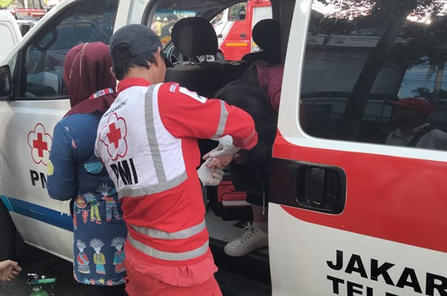 PMI Kota Jakarta Pusat Berikan Pertolongan Penyintas Kebakaran di Restoran Hang Tuah