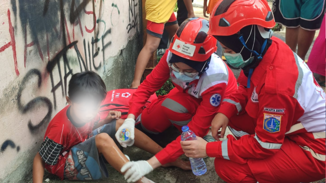 Kebakaran Melanda 15 Rumah Di Kota Bambu Utara, Petugas Ambulans PMI Jakbar Tangani 5 Korban Luka
