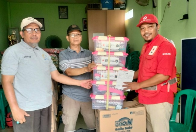 PMI Jaktim Distribusikan Bantuan Untuk Warga Penyintas Kebakaran