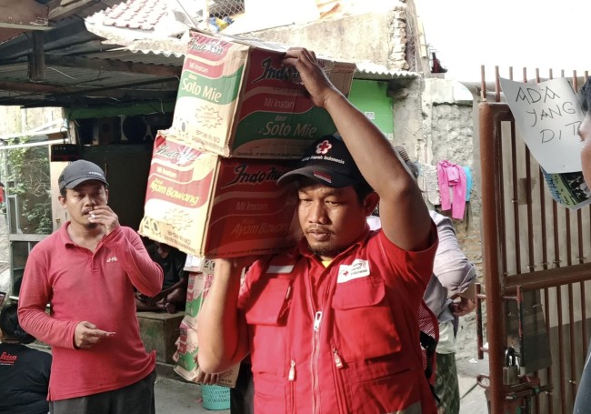 PMI Jakbar Salurkan Bantuan Untuk Penyintas Puting Beliung Di Kamal