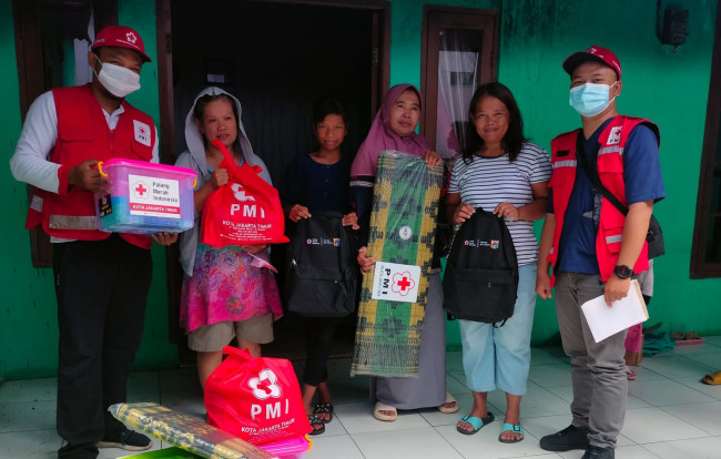 PMI Jaktim Salurkan Bantuan Ke Lokasi Kebakaran Di Jalan Tileng
