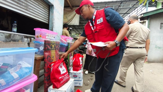 PMI Jakarta Timur Salurkan Bantuan bagi Warga Terdampak Kebakaran di Kelurahan Ceger