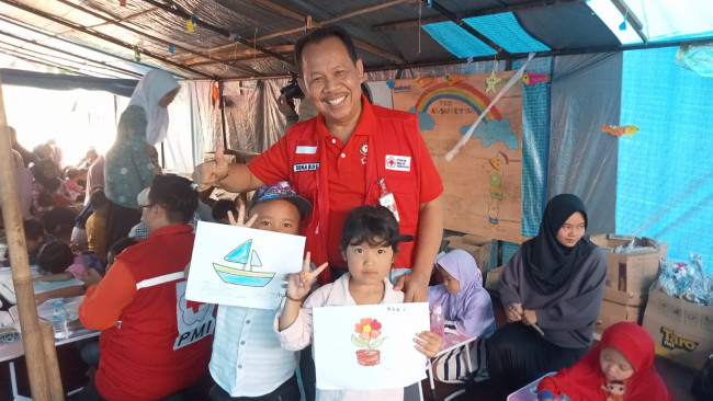 PMI kota Jaksel bersama Kommunitas pendidikan sekolah dasar serahkan Bantuan Bencana untuk Paud Assarafiyah Cianjur
