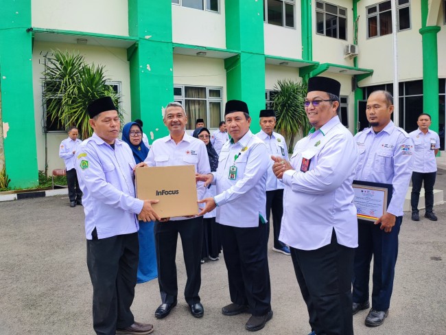 Sukseskan Bulan Dana PMI, Kemenag Dan Sejumlah Madrasah Terima Penghargaan Dari PMI Jakut