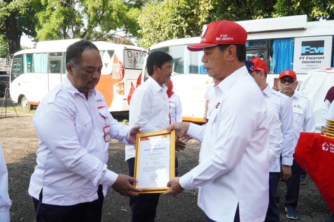 PMI Provinsi DKI Jakarta Berikan Penghargaan atas Pengabdian pada Apel Peringatan HUT ke-79 PMI