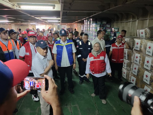 PMI Berangkatkan Lebih dari 33 Ribu Item Bantuan ke Flores melalui Jalur Laut