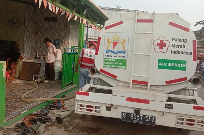 Peduli Kekeringan, PMI Jakut Salurkan Puluhan Ribu Liter Air Bersih