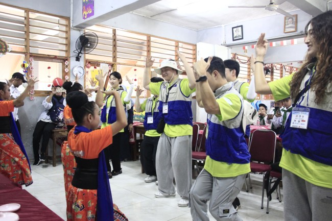 Relawan Palang Merah Korea Kyungnam University Berkunjung Ke SDN Semper Barat 15 Jakarta