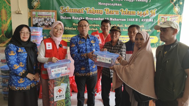 PMI Jaktim Salurkan Bantuan Natura Bagi Penyintas Kebakaran Cakung Timur