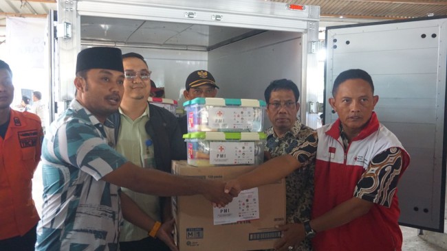 PMI Kota Jakbar Distribusikan Bantuan Untuk Penyintas Kebakaran Di Jalan Utan Jati, Kalideres