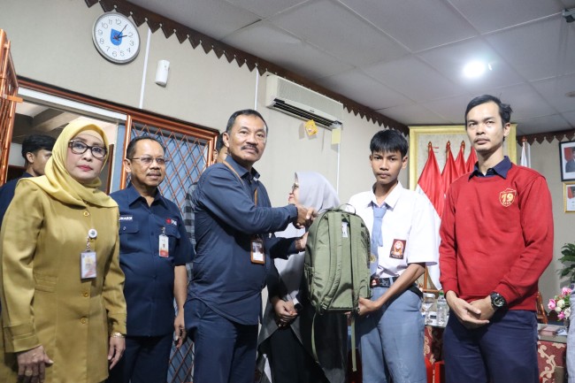 Terus Tunjuk Kepedulian, PMI Jaksel Lanjutkan Distribusi School Kit Ke 69 Siswa/i Penyintas Kebakaran Manggarai